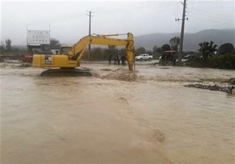 آبگرفتگی شدید معابر شهر بندرعباس در پی بارش های سیل آسا + فیلم