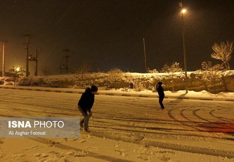 آغاز باتاخیر برخی مدارس آذربایجان شرقی به دنبال بارش برف و برودت هوا