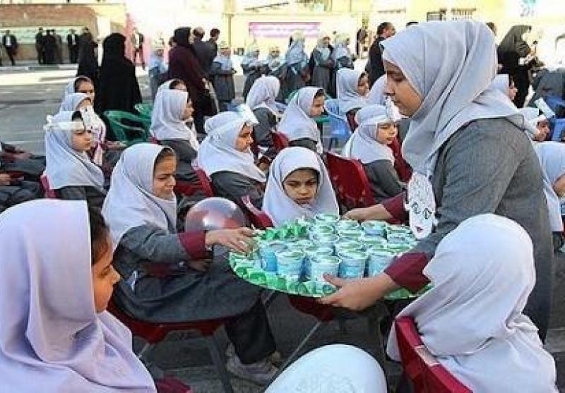 توزیع شیر رایگان در بین ۵ هزار دانش آموز درشهرستان مهران