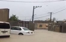 جاری شدن سیلاب در خیابان‌های قشم + فیلم