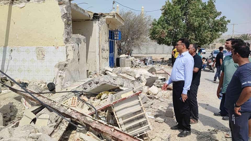 رئیس کل دادگستری هرمزگان ضمن بازدید از مناطق زلزله زده غرب استان، دستورات ویژه ای برای رسیدگی به مشکلات مردم صادر کرد