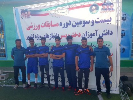 تیم دو و میدانی دانش آموزان پسر هرمزگان در شهر شیراز قهرمان کشور شد