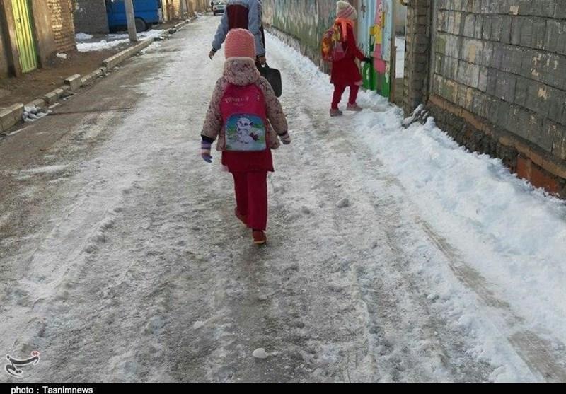 مدارس استان مرکزی به دلیل برودت هوا و سرما با تاخیر آغاز به کار می‌کنند+جزئیات