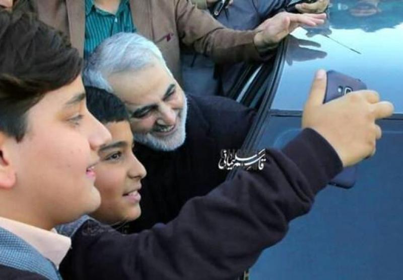 قول معاون وزیر به دختر شهید سلیمانی: شجاعت سردار را به دانش‌آموزان یاد می‌دهیم