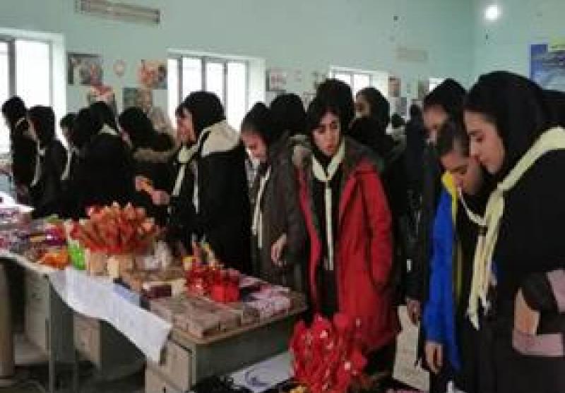 برپایی نمایشگاه دست سازه دانش آموزان مهابادی