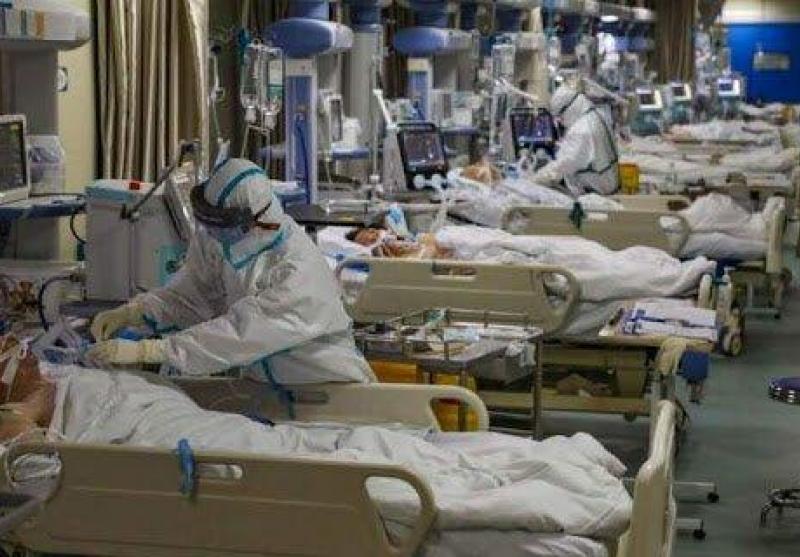 صف بیماران کرونایی و انتظار برای تخت‌های بیمارستانی در البرز