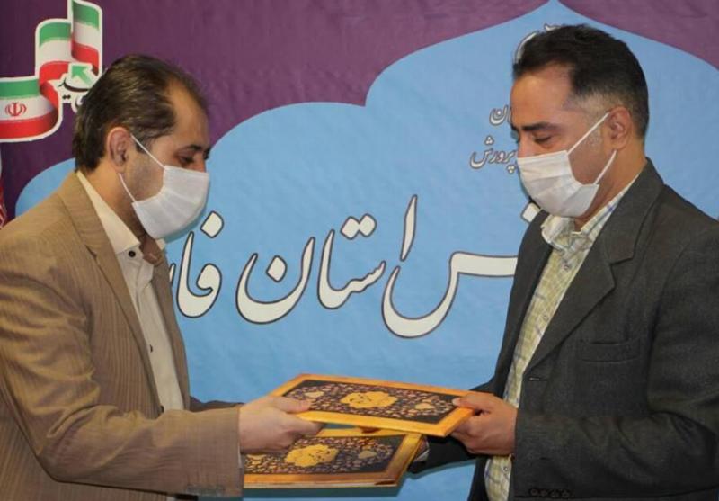 دانش‌آموزان شیرازی در شهر فرزانگان کتاب می‌خوانند